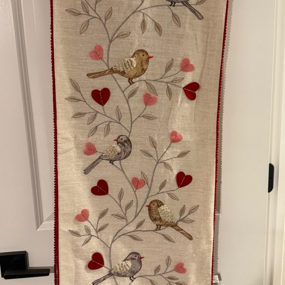 Nicole Miller Valentine Hearts & Bird Print Table Runner Sz 16 x 90 - Picture 8 of 8